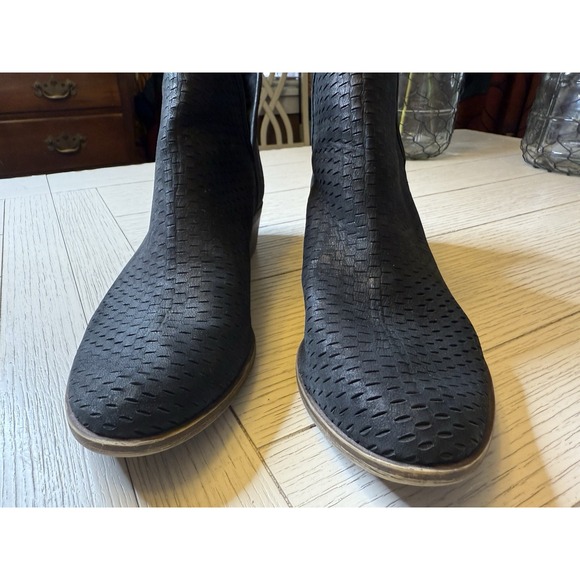 Lucky Brand Women's Baley Perforated Chop Out Nubuck Leather Ankle Boots Blk 9.5 - Picture 2 of 11